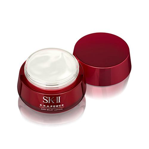 Dòng kem dưỡng ẩm chống lão hóa SK-II R.N.A Power Radical New Age Cream thế hệ mới mang đến cho bạn một đẳng cấp mới về một làn da khỏe mạnh, săn chắc từ mọi góc độ chỉ sau 10 ngày sử dụng.
